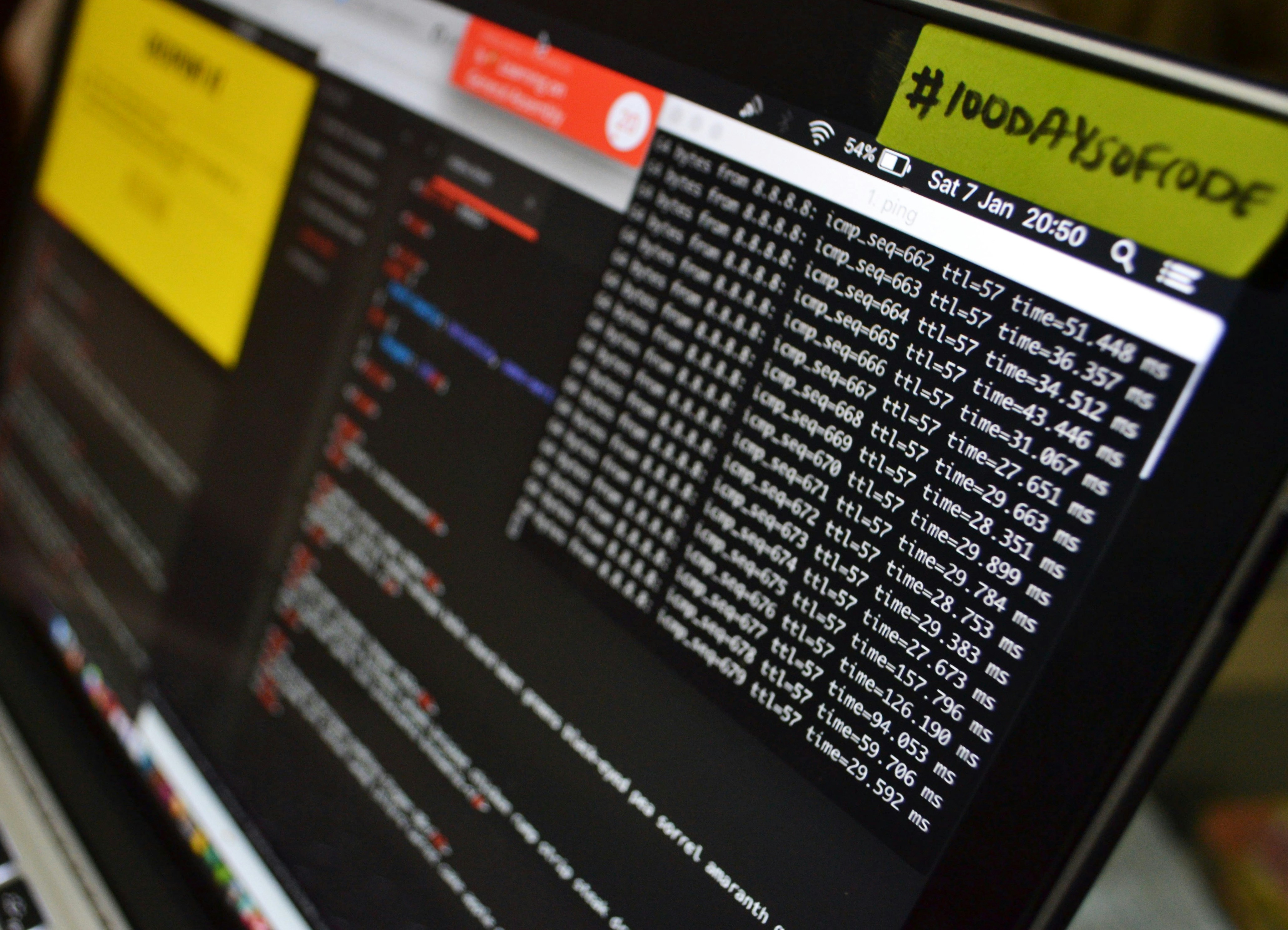 Schermo di un pc con del codice