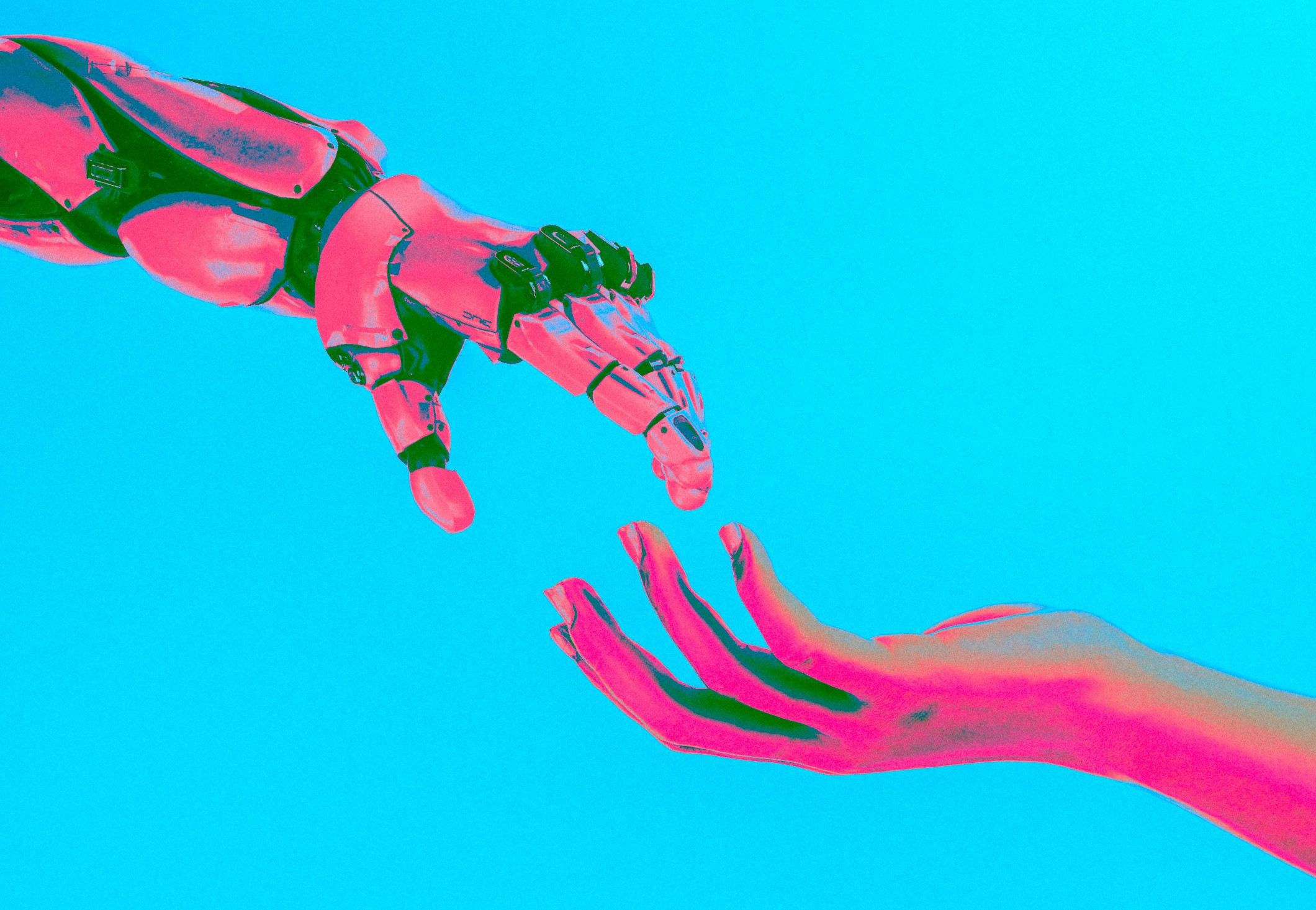 Un mano robotica che incontra una mano umana