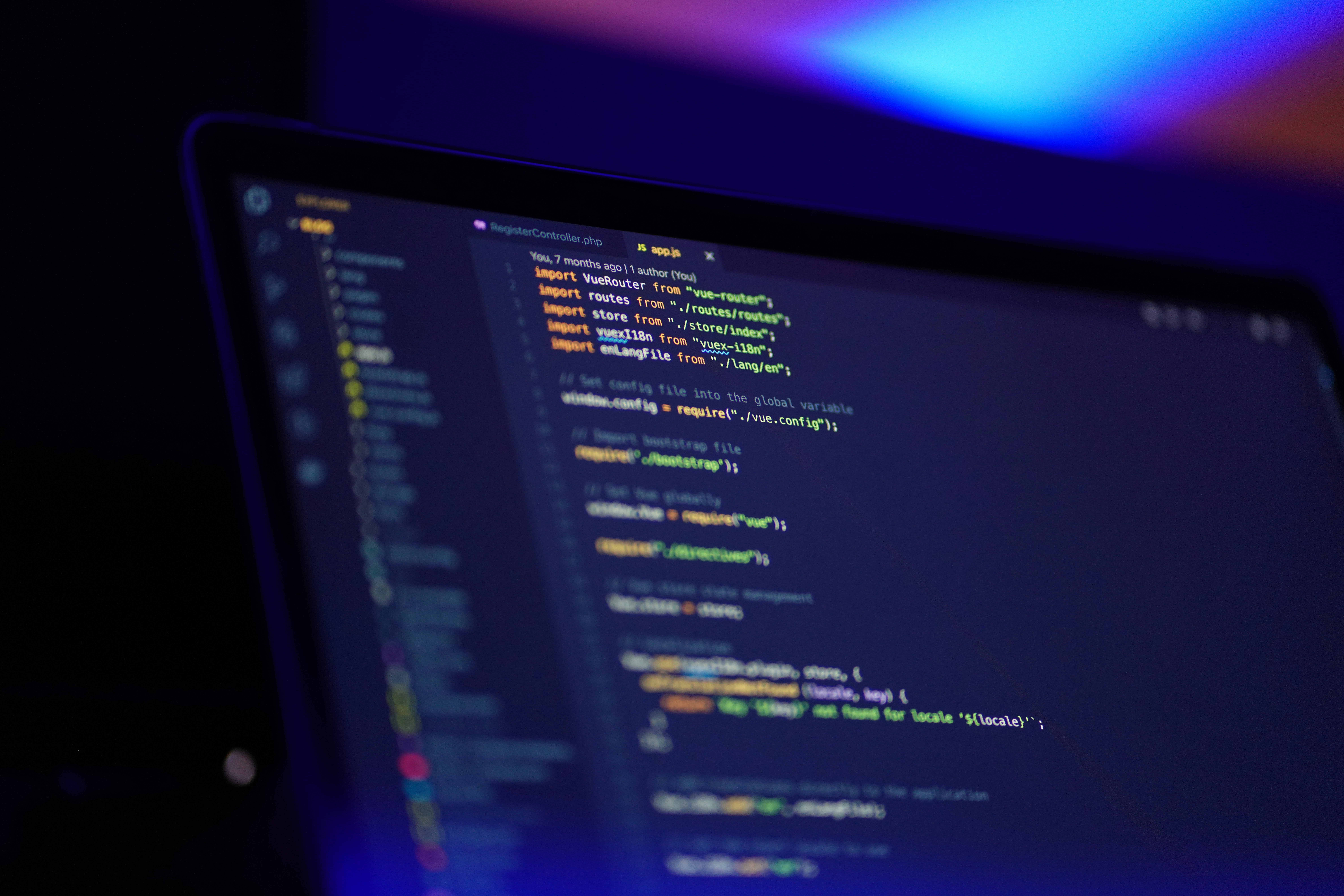 Schermo di un laptop con codice