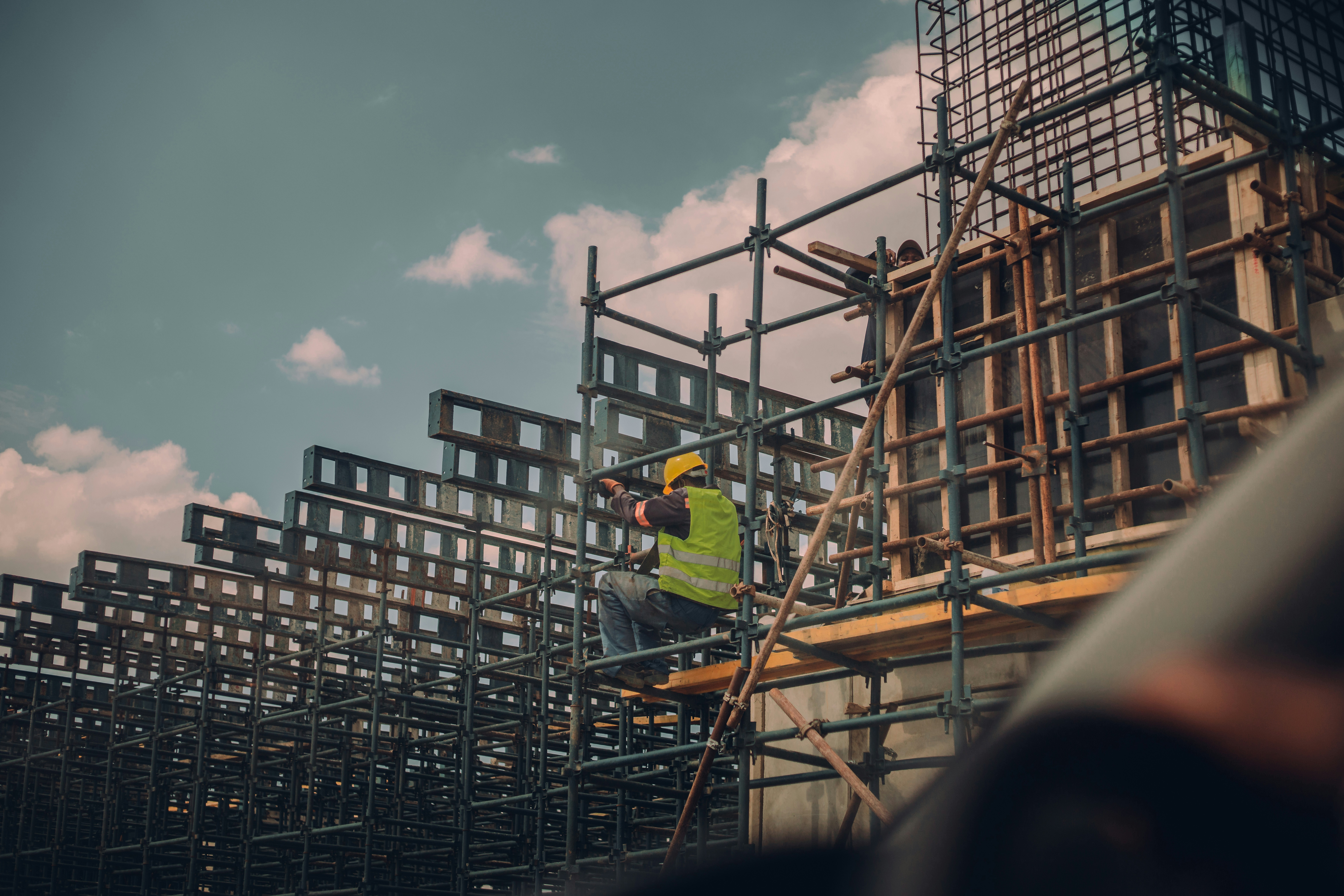 Operaio al lavoro in un cantiere edile