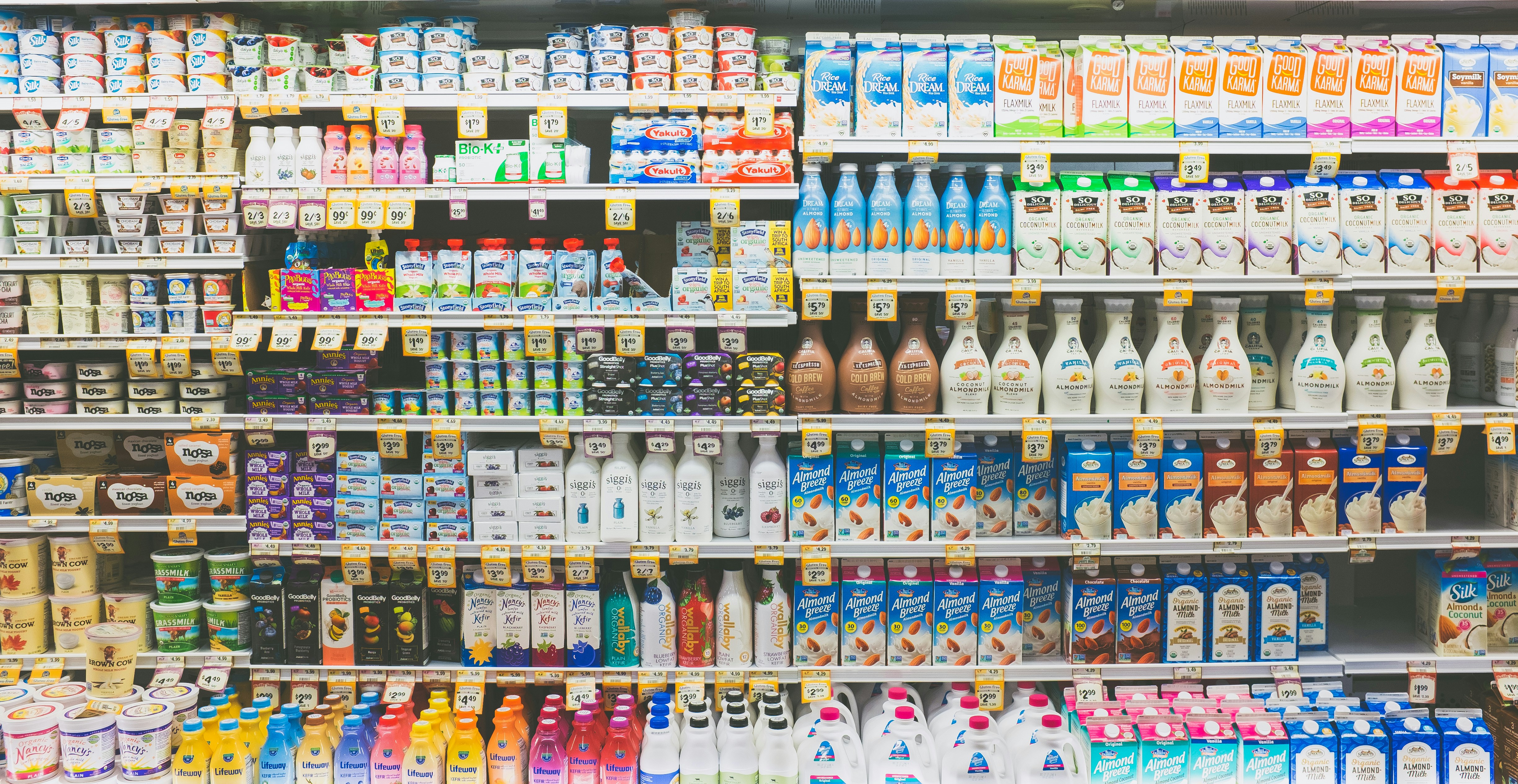 Drink assortiti un frigorifero di un supermercato
