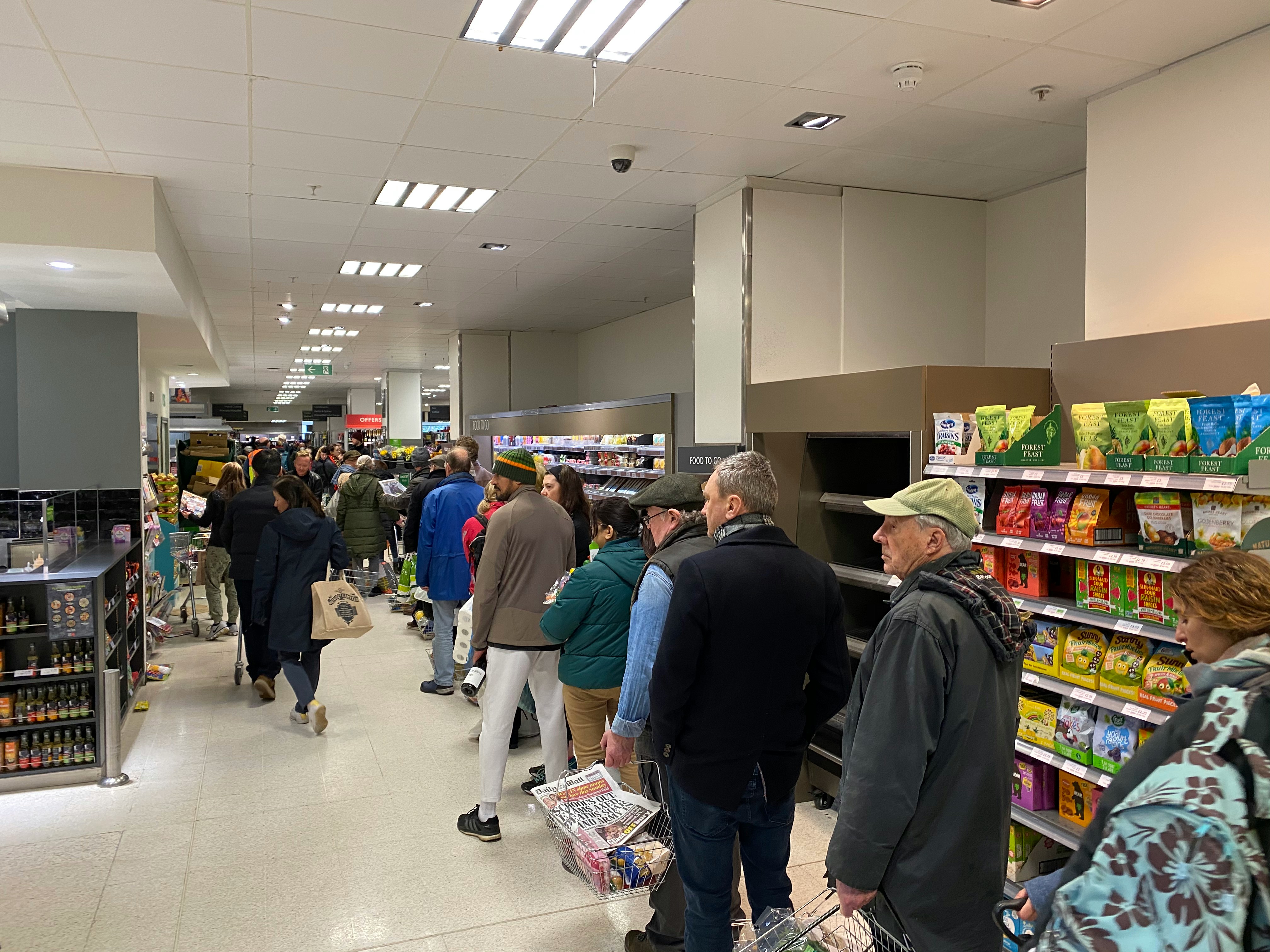 Persone in coda in un supermercato