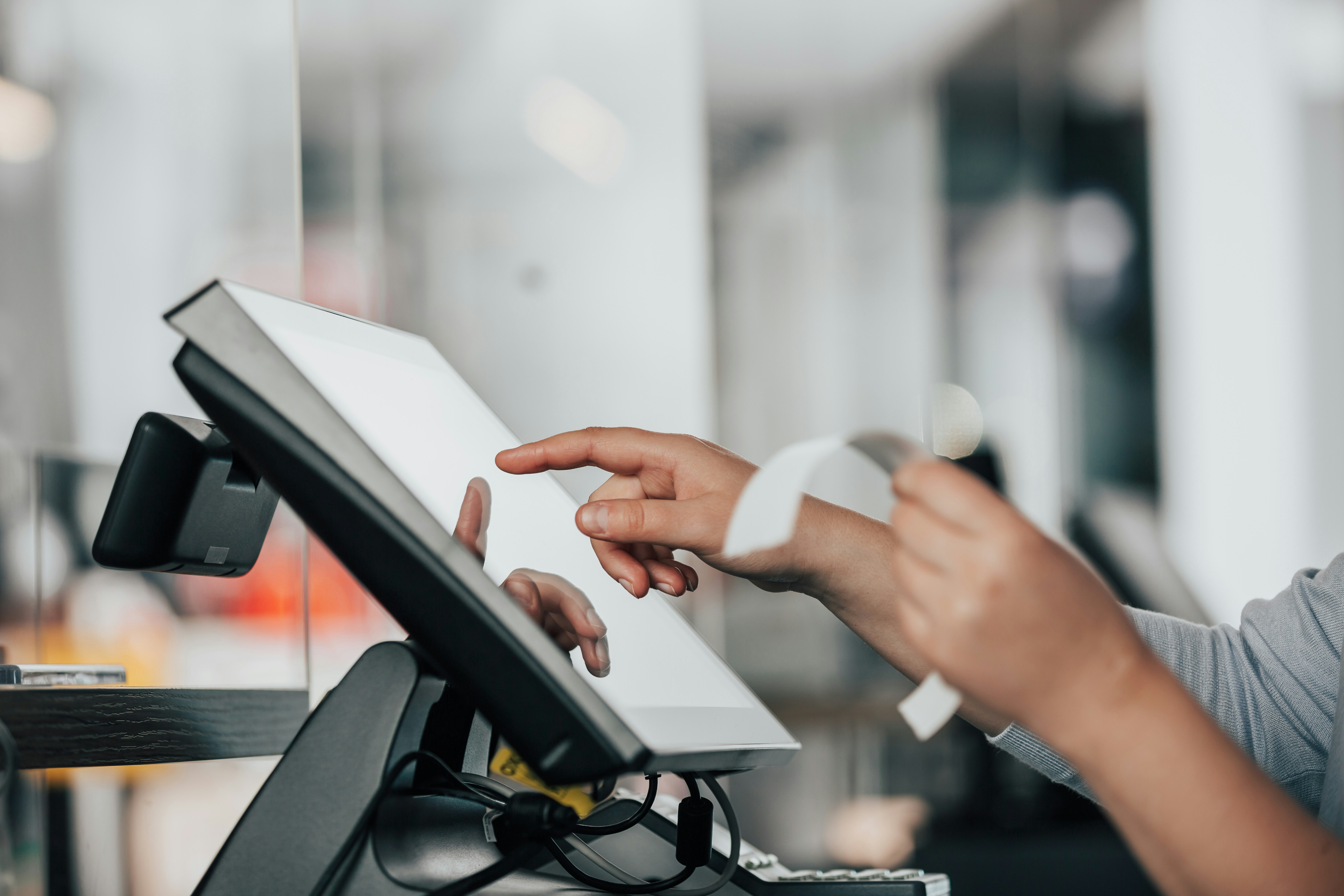 Una persona che utilizza un pos
